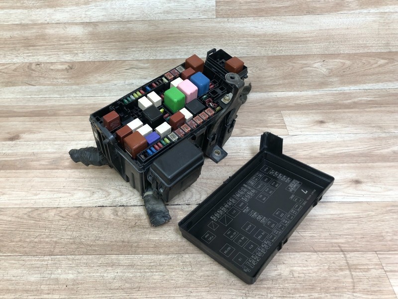 LEXUS GX470 OEM FRONT UNDER HOOD FUSE BOX FUSES RELAY JUNCTION CARRIER 03-09