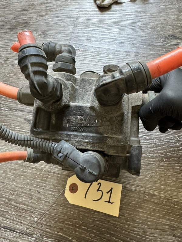 Bendix PSI Air Brake Valve - P/N: 909828 T-110047-A