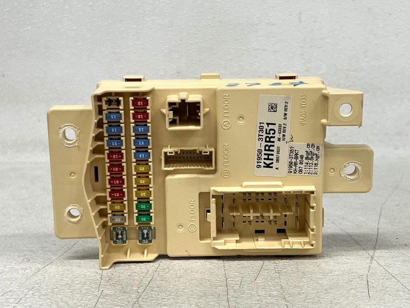 ⭐2015-2017 KIA K900 REAR INTERIOR TRUNK FUSE RELAY JUNCTION BOX OEM LOT2727