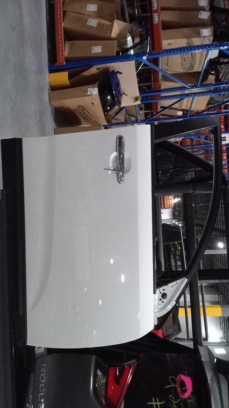 2015 KIA SORENTO Right Front Door White OEM Used 169K Miles NJ25-13495-370166