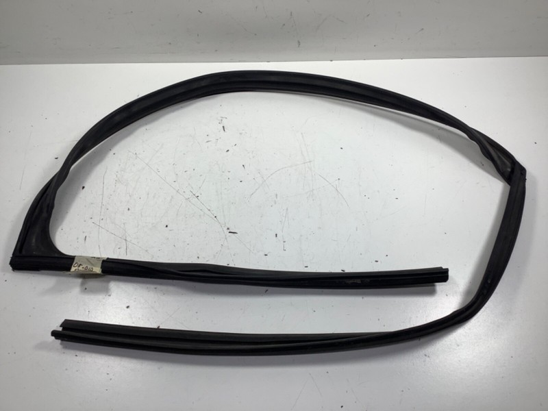 05-010 Honda Odyssey Right Front Door Run Channel Weatherstrip 72235-SHJ-A02 OEM