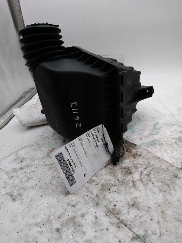 Used Air Cleaner Assembly fits: 2018 Chrysler Pacifica 3.6L gasoline Grade A