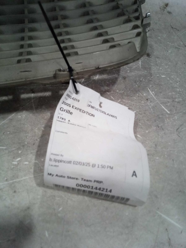 2005 Ford Expedition Grille OEM 2L1Z8200BAA Used 226K Miles Genuine Parts
