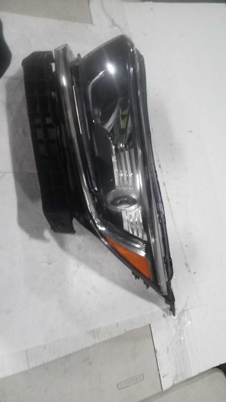 2017 Honda CR-V Left Headlight Assembly Black - Broken Chrome Trim - 628914