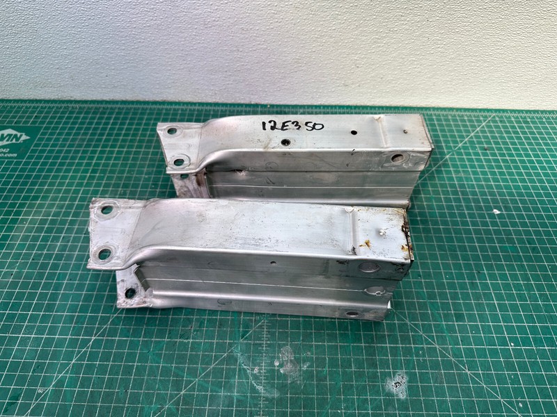 10-16 Mercedes W212 FRONT LEFT RIGHT BUMPER REINFORCEMENT SUPPORT BRACKET OEM
