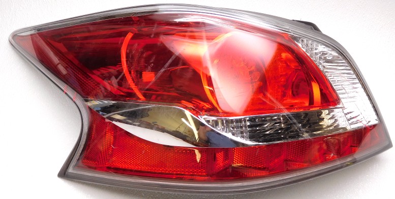 OEM Nissan Altima Left Driver Side LED Tail Lamp Lens Chips Lens Crack