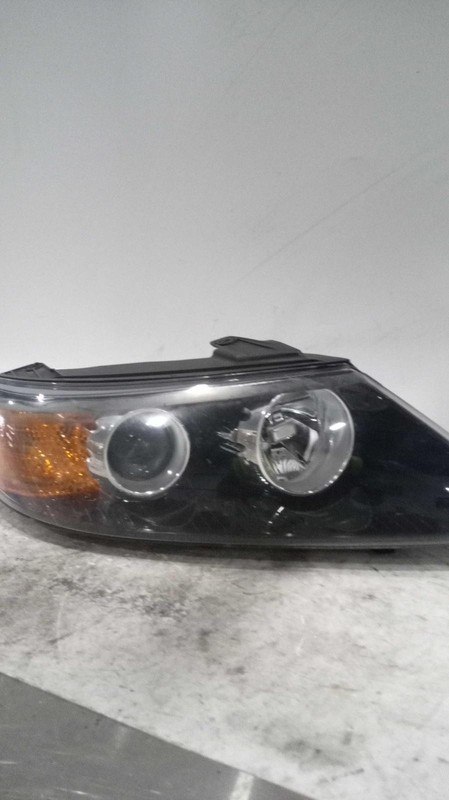 2013 KIA SORENTO Right Headlight Assembly White OEM 471914 127K Miles