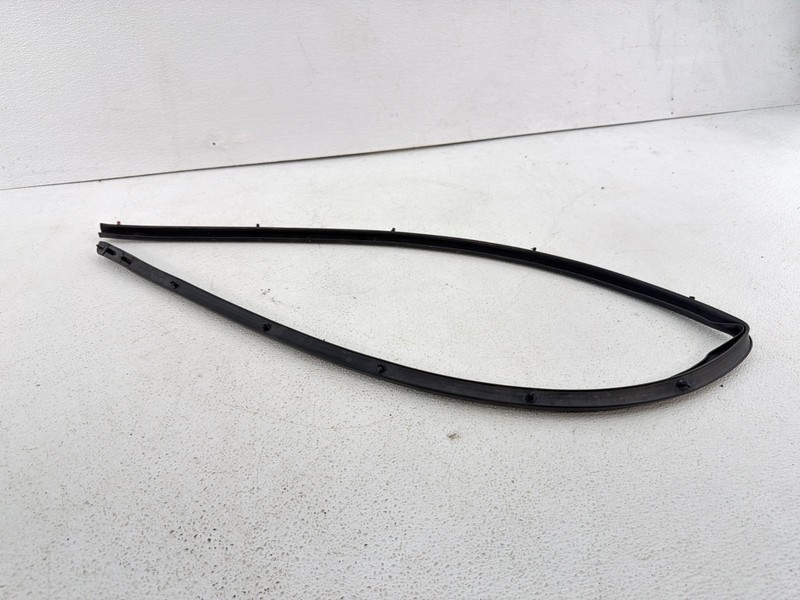 2016-2025 CHEVROLET MALIBU RIGHT SIDE DOOR LOWER ROCKER WEATHERSTRIP SEAL OEM