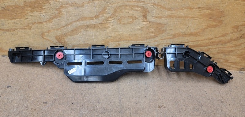 2014-2019 TOYOTA HIGHLANDER REAR RIGHT SUPPORT RAIL BRACKET 521550E070 OEM