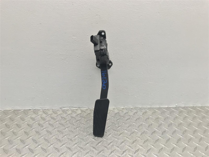 2010 TOWN AND COUNTRY ELECTRIC GAS PEDAL OEM 05281225AA
