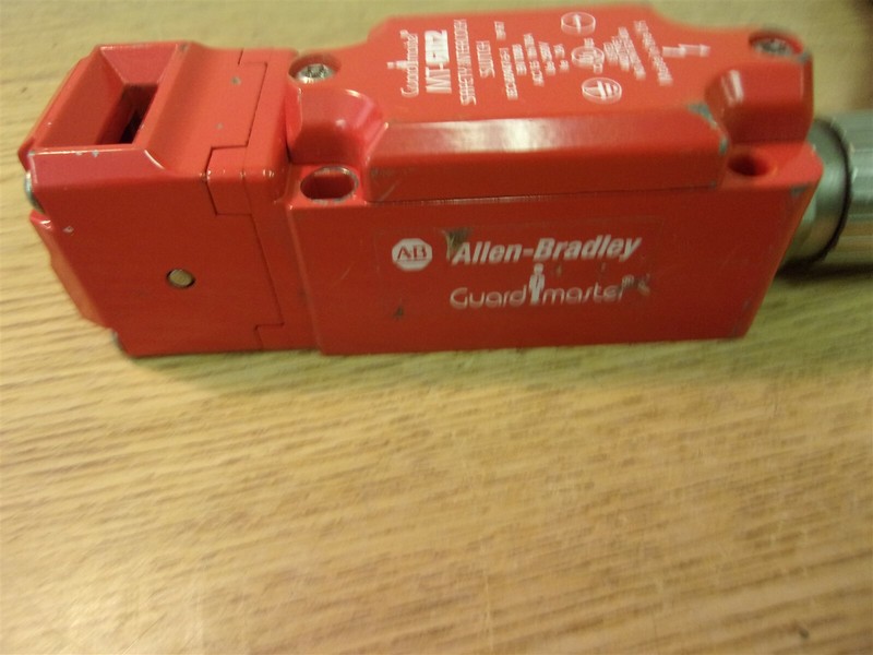 Allen Bradley Guard Master MT-GD2 W/889M-F12X9AE-10 *FREE SHIPPING*