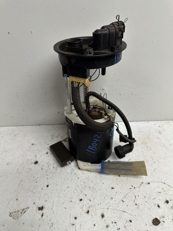 2007 Volvo S80 6 cylinder Fuel Pump w Sending Unit & Bracket Oem