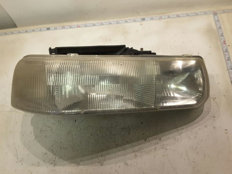 PASSENGER RIGHT HEADLIGHT FITS 00-06 SUBURBAN 1500 157845