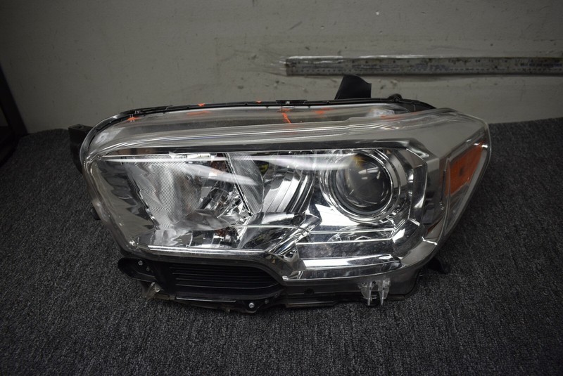 2016-2019 TOYOTA TACOMA HEADLIGHT LEFT SIDE FACTORY OEM