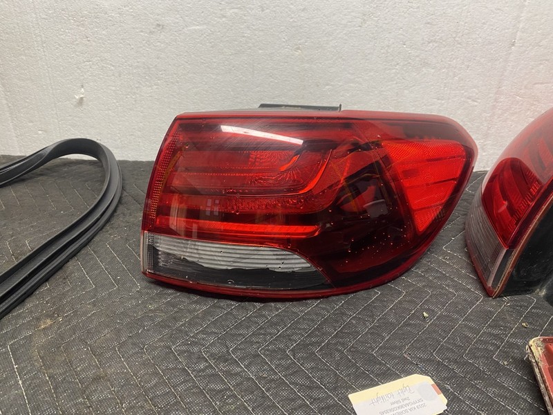 2019 KIA SORENTO L RIGHT TAILLIGHT OEM