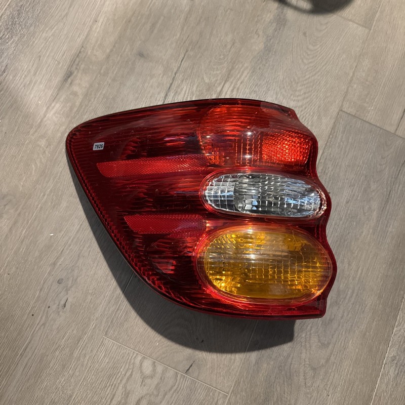 2001 2002 2003 2004 TOYOTA SEQUOIA Tail Light Assembly Left QUARTER PANEL MOUNT