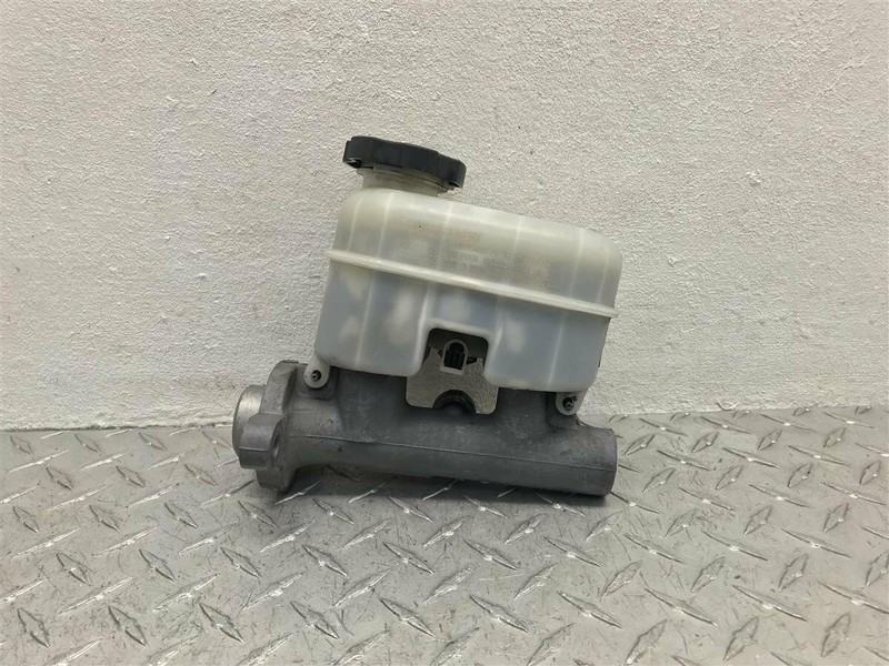 2002-2005 CHEVROLET TRAILBLAZER BRAKE MASTER CYLINDER ASSEMBLY OEM 18060788