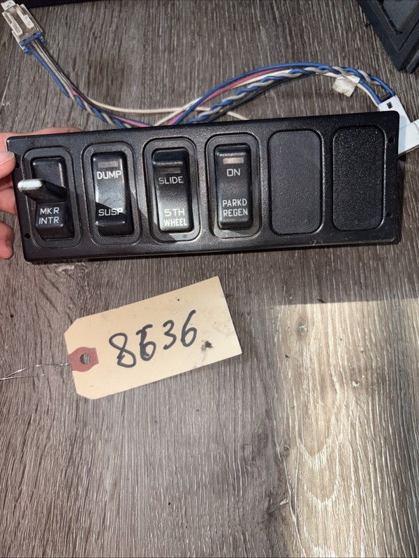 INTERNATIONAL PROSTAR Console 4 Switches - P/N: 3549776C4 Pollak P/N 32237