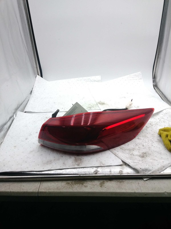 2017 Hyundai Elantra Right Tail Light Assembly Black OEM 647488 127K Miles