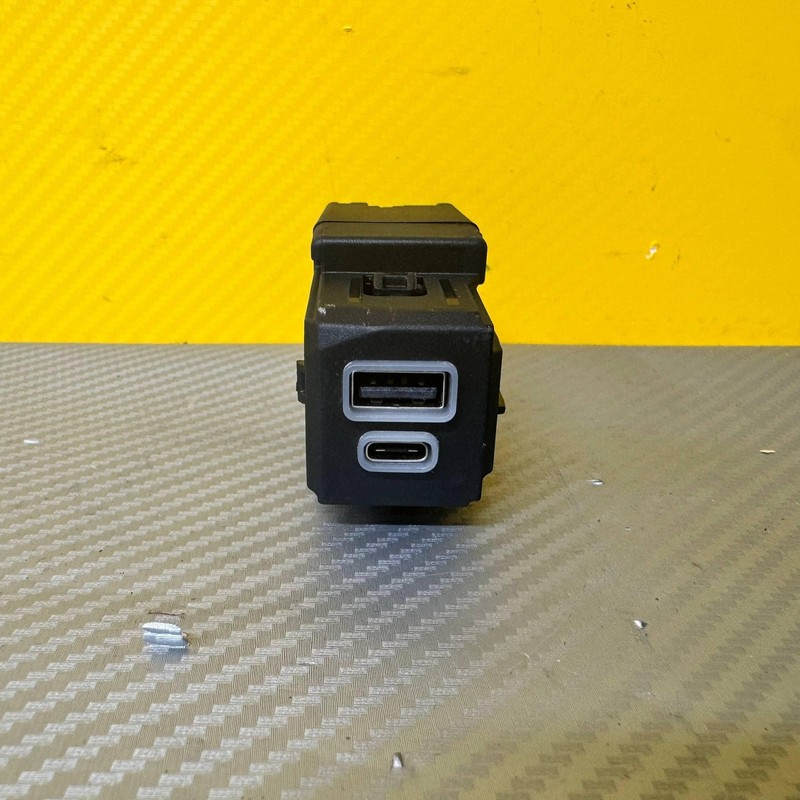 2022-2025 Jeep Grand Wagoneer Front Media Hub Usb Port Oem
