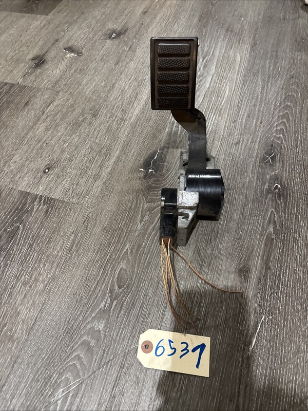 VOLVO GAS PEDAL- P/N: 21116877