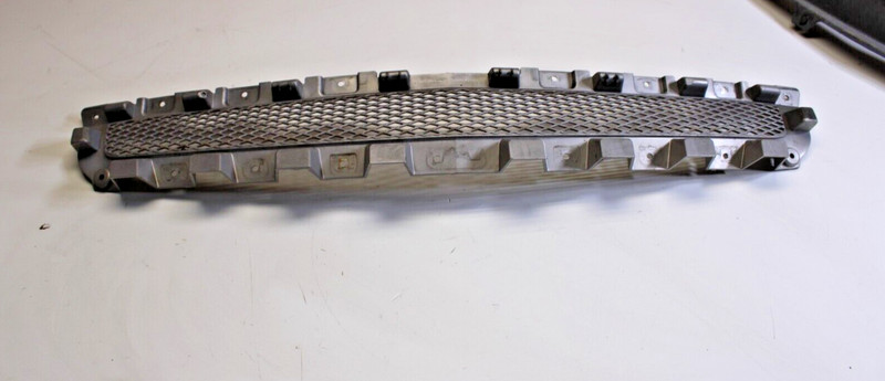 2008 - 2012 Chevrolet Malibu Upper Front Radiator Grille 15823699 Assembly OEM