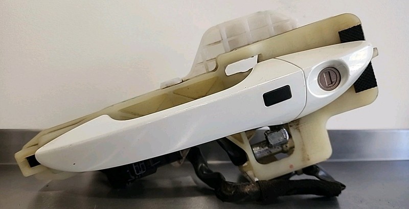 2019 2020 2021 Hyundai Veloster Left Door Handle Assembly White OEM LF LH Key