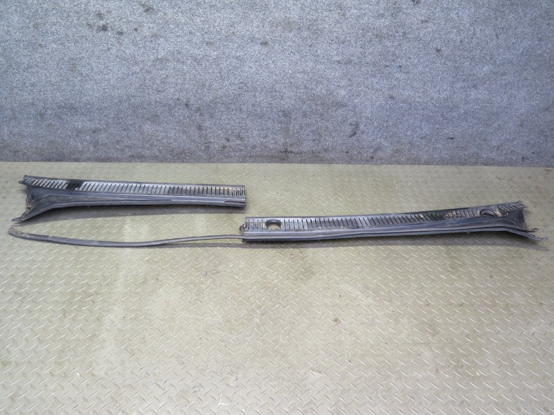 1998-2004 LEXUS J100 LX470 FRONT LEFT & RIGHT WINDSHIELD VENT COWL SEAL SET