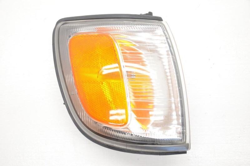 99-02 Toyota 4Runner 4WD Passenger Right Front Turn Signal Light *HAS ISSUES*