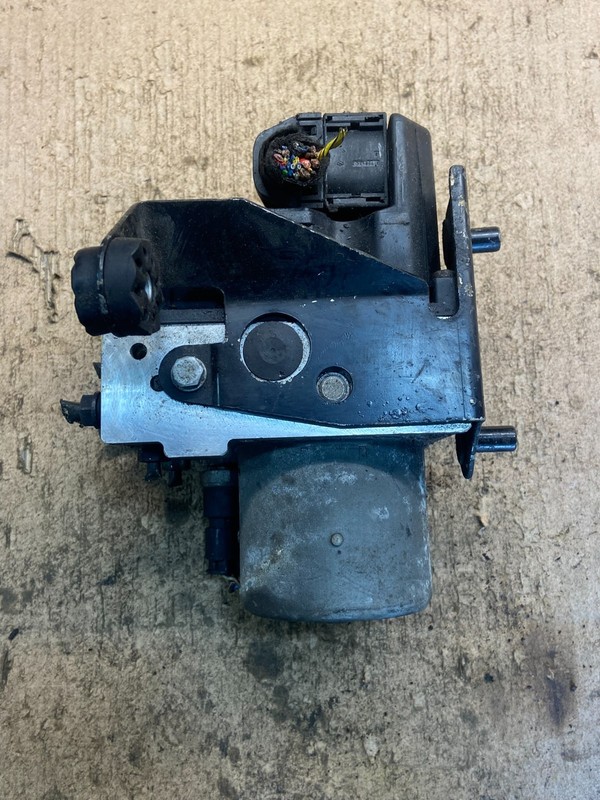 2016 - 2018 Kia Sorento ABS Anti-Lock Brake Pump 6758969 OEM Z8945 DG