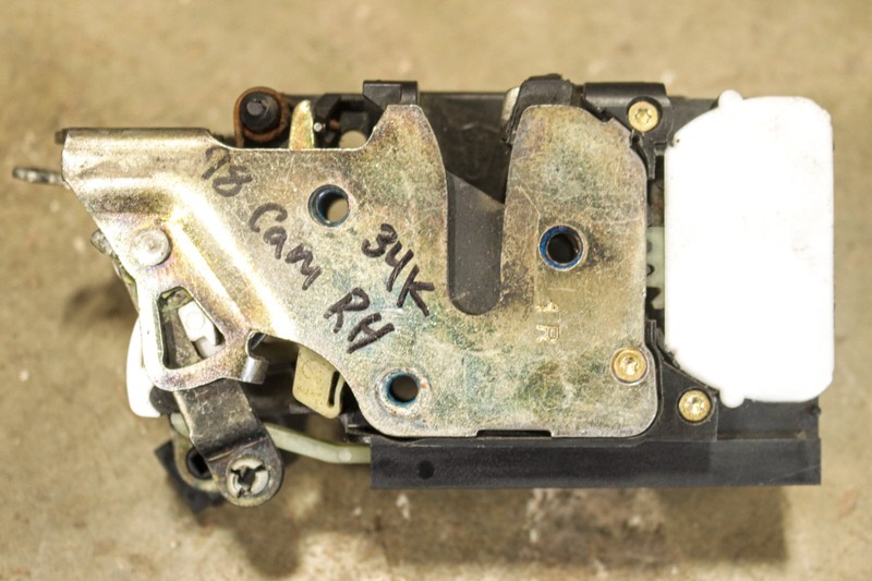 93-02 Chevy Camaro Firebird Right Front Door Latch OEM 16629726 *USED*