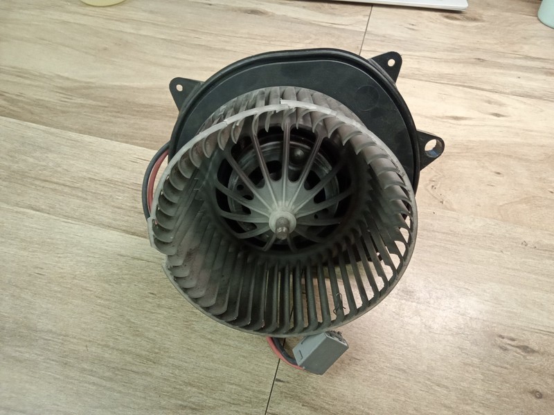 International E8654002 Blower Motor (Cracked)