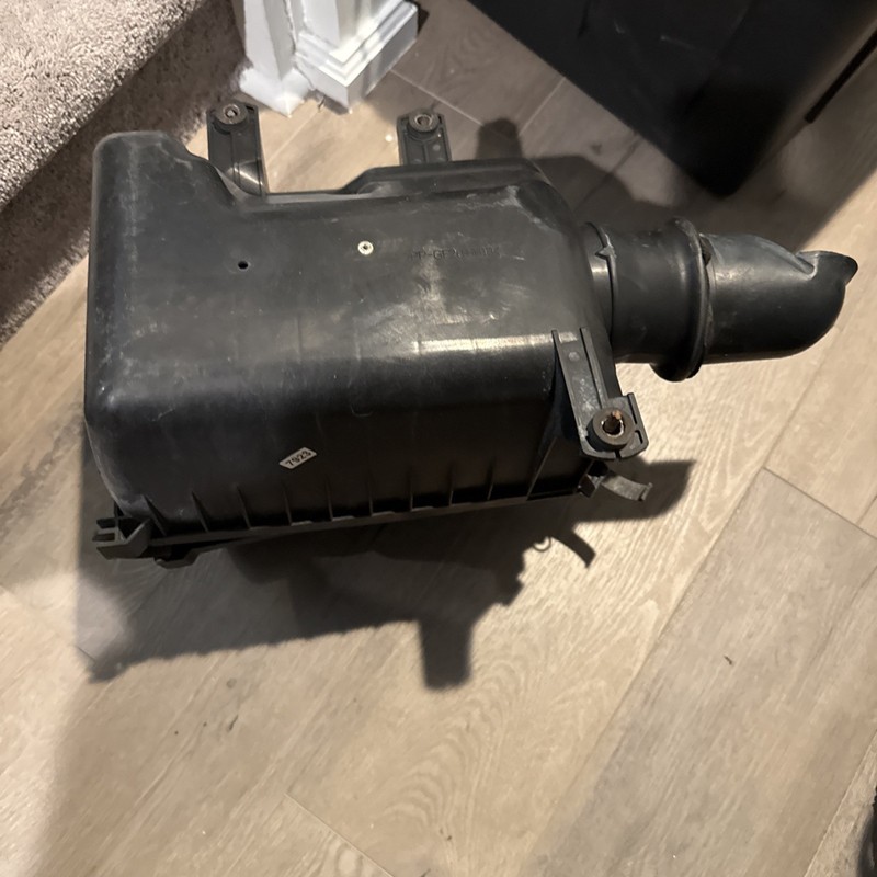 "2001-2004 Toyota Sequoia Air Cleaner Box Assembly Intake Filter OEM 4.7L Used"
