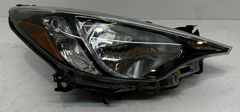 2016-20 TOYOTA YARIS RH HEADLAMP ASSY OEM