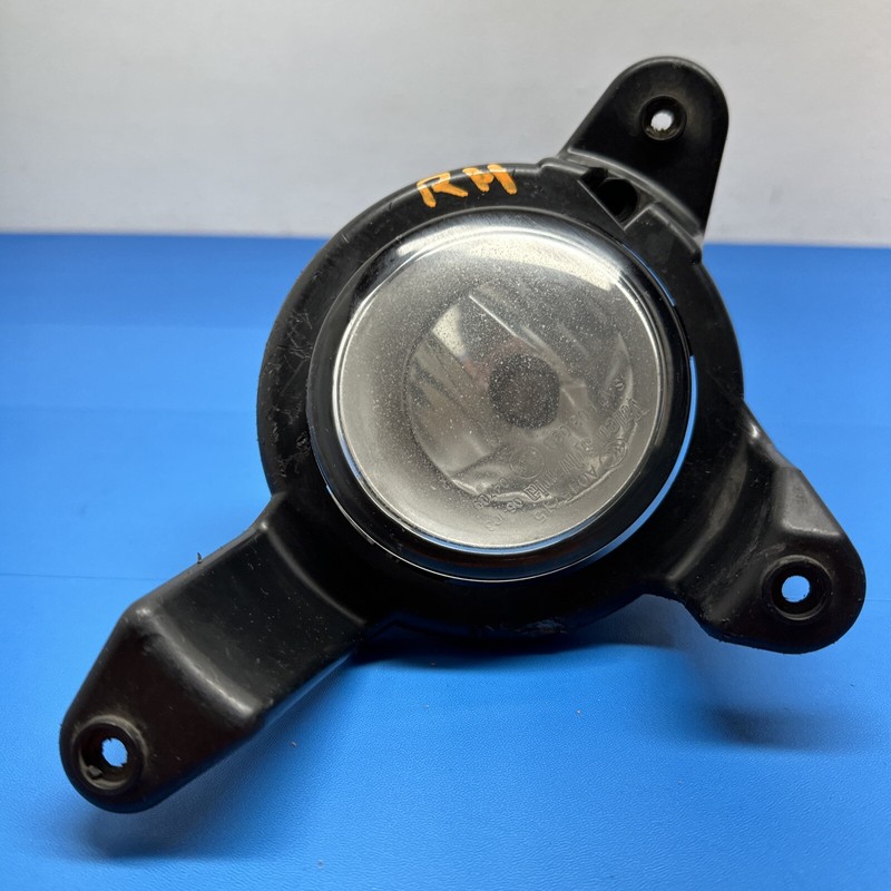 305600 | 2018 2019 Toyota C-HR Passenger Right Fog Light Halogen With Bracket OE