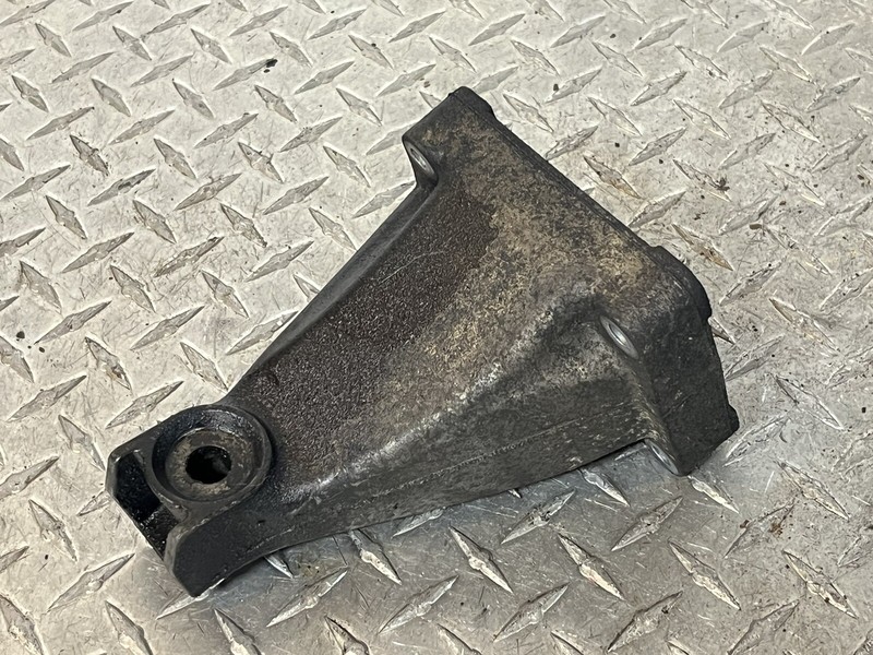 02-06 Mercedes Dodge Sprinter2.7L OM647 Engine Motor Mount Bracket Right Side