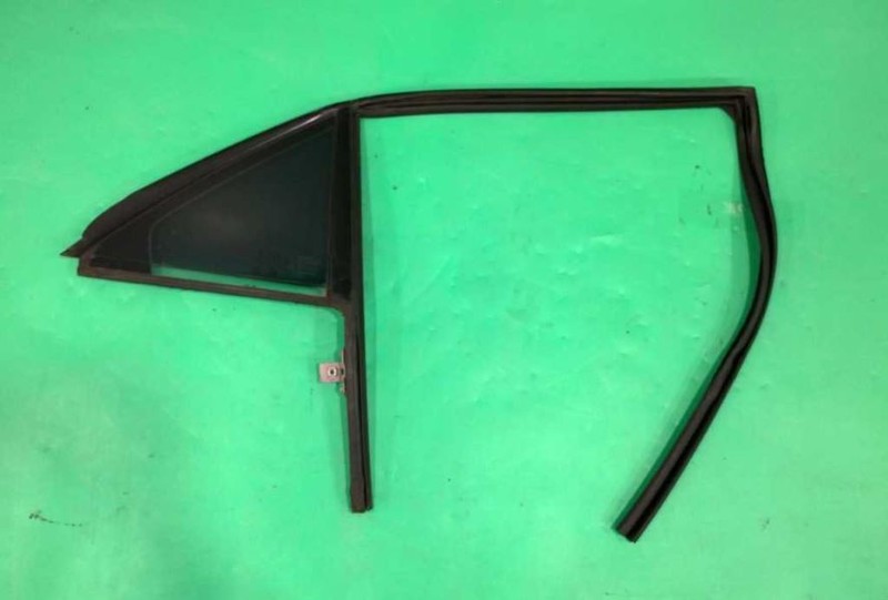 13 ATS PASSENGER RIGHT REAR VENT GLASS OEM 3666-50