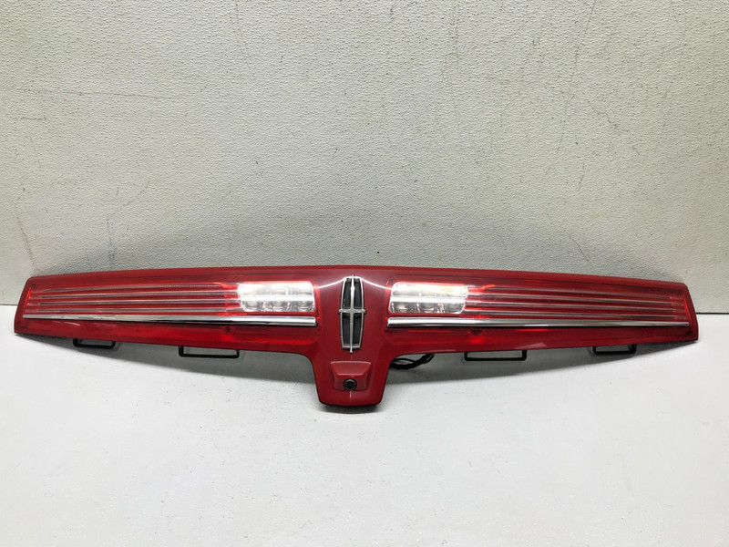 10-19 Lincoln MKT Center Mounted Tail Light Lamp Bar Backup Camera Assembly OEM