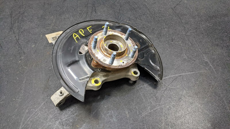 Front Left Steering Knuckle w/ Hub 2019 GMC Terrain 84210076 2018 - 2023