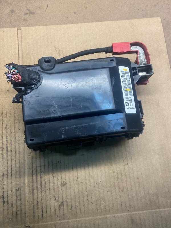 Dodge Chrysler Fuse Box p68164178ac Y4357 PS