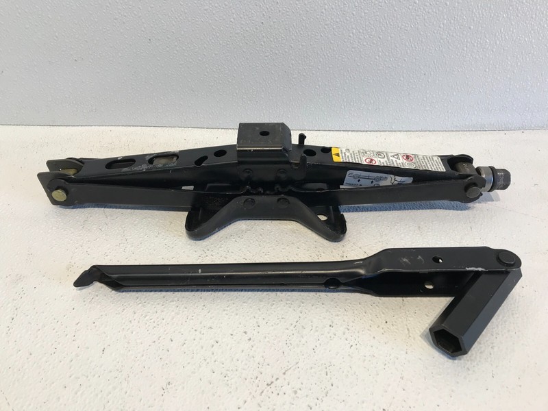 05-11 Cadillac STS Jack/Lug Wrench Assembly