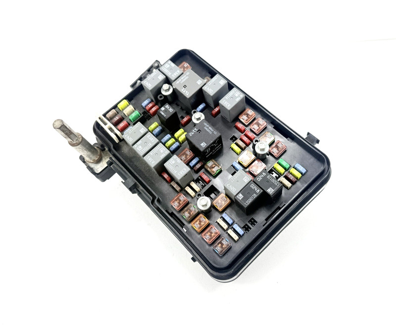 2012 12 Chevy Equinox GMC Terrain Engine Fuse Box Relay Module 20899628-04 OEM