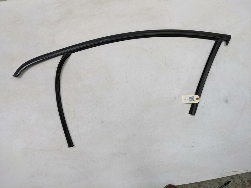 Left Front Glass Run Channel Weatherstrip 31424115 2016 Volvo V60 2015-2017 2018
