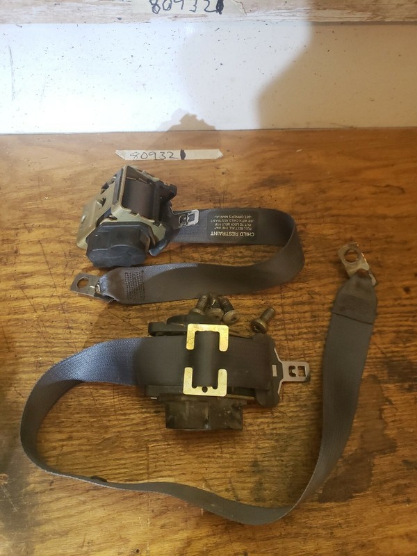 1997 CHEVROLET MONTE CARLO RH LH REAR SEAT BELT BUCKLE SET LUMINA
