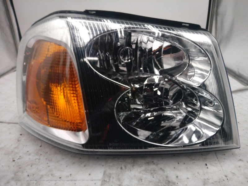 2003 GMC Envoy Right Headlight Assembly Tan OEM 158268 Used 170K Miles