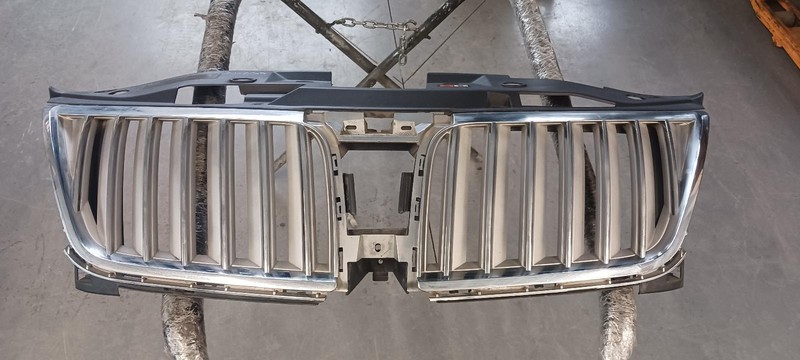 09-'12 LINCOLN MKS Ipper Grille OEM Chrome Grade A Condition!