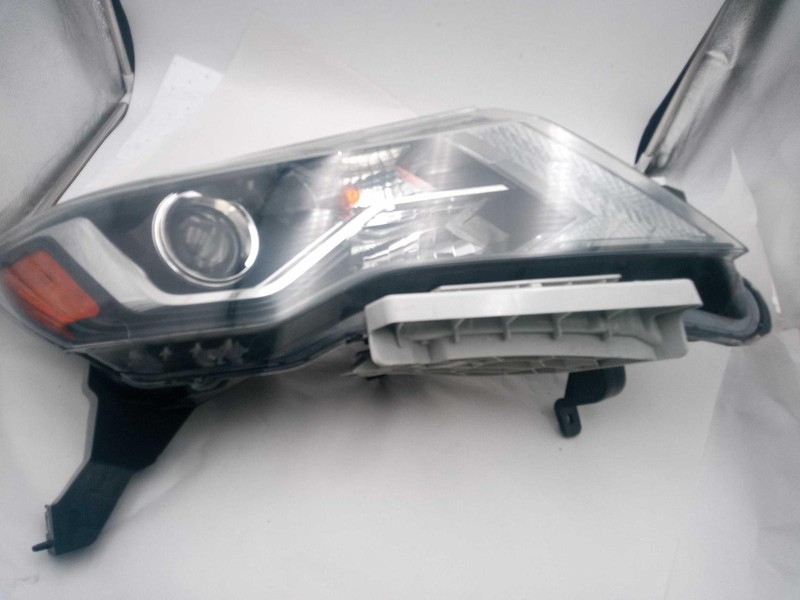 2017 Nissan Pathfinder Right Headlight Assembly Black OEM 369329 Used 109K