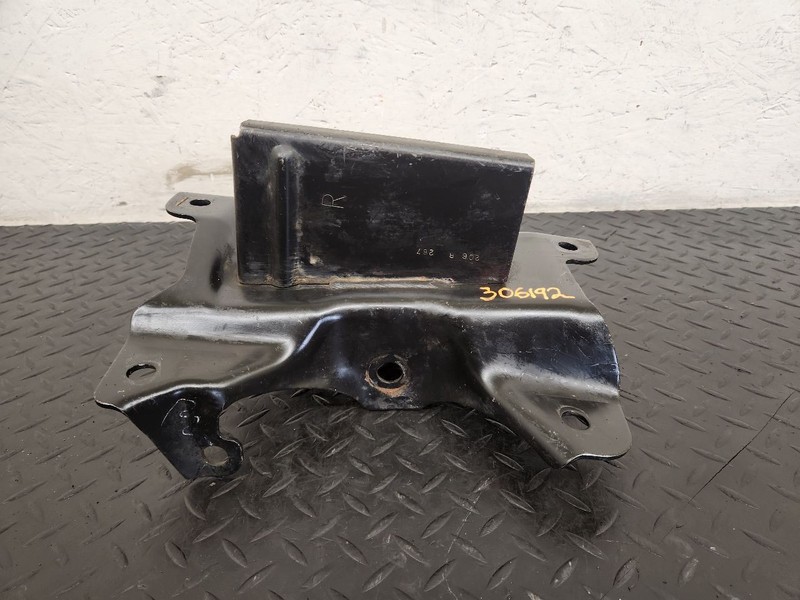 07-13 Chevrolet Silverado 1500 Front Right Bumper Inner Bracket OEM 15902625