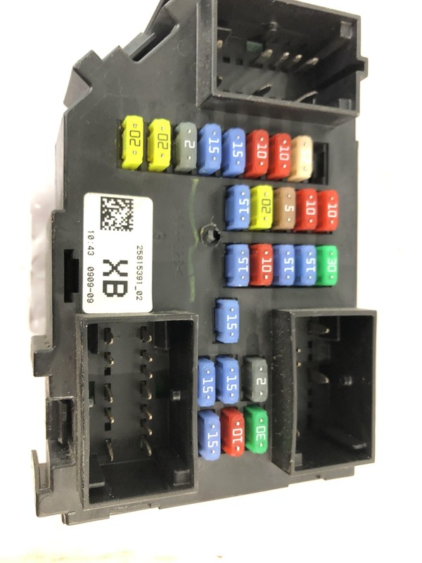 2007 - 2014 GMC Yukon Tahoe Fuse Box Relay Control Module Unit P: 25815391 OEM