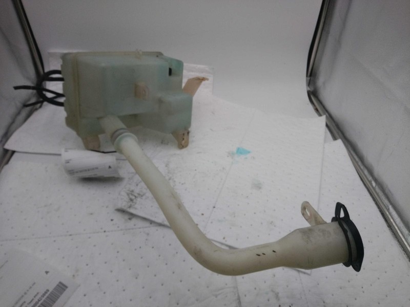 Used Washer Fluid Reservoir fits: 2008 Saturn VueGrade A